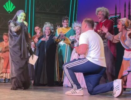 Atriz do musical “Wicked” no Brasil, Myra Ruiz é pedida em casamento no palco Atriz do musical “Wicked” no Brasil, Myra Ruiz é pedida em casamento no palco