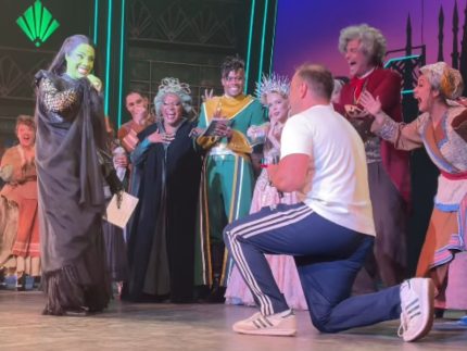 Atriz do musical “Wicked” no Brasil, Myra Ruiz é pedida em casamento no palco