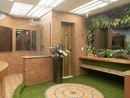 Participante do “Big Brother” defende urinar em chuveiro coletivo e causa polêmica
