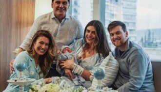 Elaine Mickely publica novos registros com o neto recém-nascido, Arthur