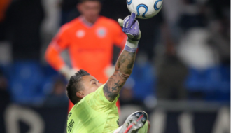 Na ponta do dedo! Imagem mostra defesa de Fábio que classificou Fluminense na Libertadores