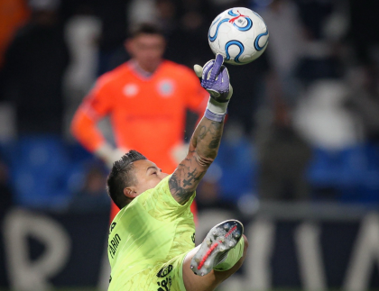 Na ponta do dedo! Imagem mostra defesa de Fábio que classificou Fluminense na Libertadores Na ponta do dedo! Imagem mostra defesa de Fábio que classificou Fluminense na Libertadores