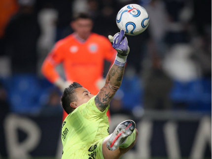 Na ponta do dedo! Imagem mostra defesa de Fábio que classificou Fluminense na Libertadores