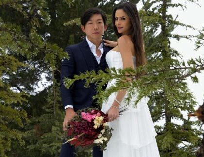 Cenário de filme! Ex-BBB Pyong Lee se casa com influenciadora em meio à neve