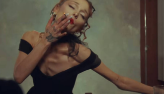 Ariana Grande anuncia pausa na carreira após críticas sobre magreza extrema, diz jornal