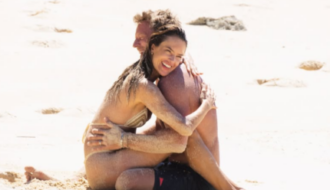 Alessandra Ambrosio fica noiva durante viagem e se declara: “Meu amor para sempre”