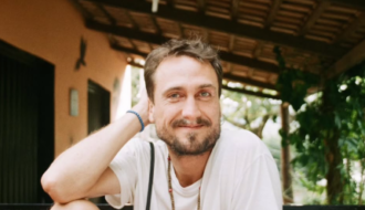 Ex-ator da Globo muda radicalmente de vida e passa a morar em ônibus em Goiás
