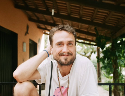 Ex-ator da Globo muda radicalmente de vida e passa a morar em ônibus em Goiás