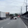 Que perigo! Caminhão empurra carro após briga de trânsito no Rio
