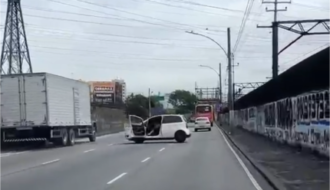 Que perigo! Caminhão empurra carro após briga de trânsito no Rio