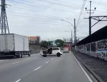 Que perigo! Caminhão empurra carro após briga de trânsito no Rio