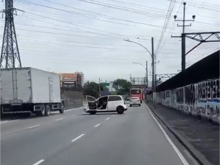 Que perigo! Caminhão empurra carro após briga de trânsito no Rio
