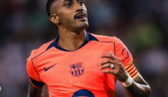 Histórico! Raphinha se torna primeiro brasileiro a ser capitão principal do Barcelona