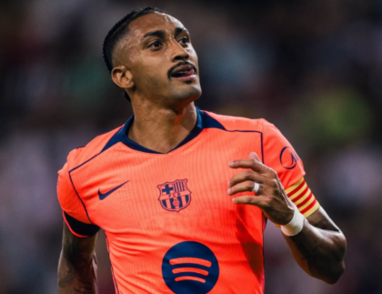 Histórico! Raphinha se torna primeiro brasileiro a ser capitão principal do Barcelona