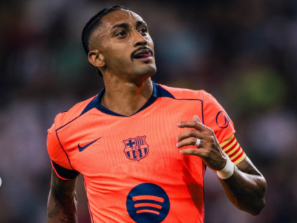 Histórico! Raphinha se torna primeiro brasileiro a ser capitão principal do Barcelona Histórico! Raphinha se torna primeiro brasileiro a ser capitão principal do Barcelona