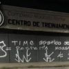 Após goleada no clássico, CT do Santos amanhece pichado por torcedores: “Time apático”