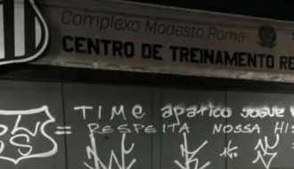 Após goleada no clássico, CT do Santos amanhece pichado por torcedores: “Time apático”