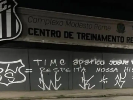 Após goleada no clássico, CT do Santos amanhece pichado por torcedores: “Time apático” Após goleada no clássico, CT do Santos amanhece pichado por torcedores: “Time apático”