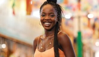 Clara Moneke será jovem virgem que vira obsessão de Alexandre Nero em “Paraíso Perdido”