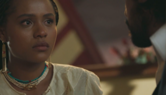 Omar se declara e beija Alika em “A Nobreza do Amor”; Tonho fica enciumado