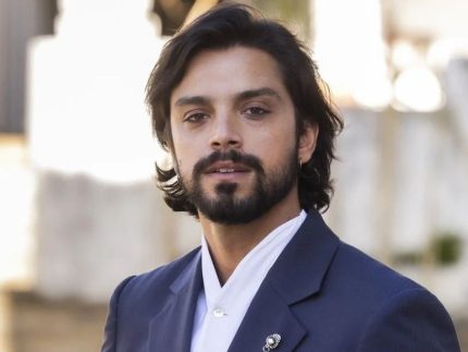 Após meses longe da trama, Omar volta para mudar os rumos de “A Nobreza do Amor” Após meses longe da trama, Omar volta para mudar os rumos de “A Nobreza do Amor”