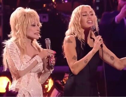 Intérprete de famosa versão de “Jolene”, Miley Cyrus se despede de Dolly Parton