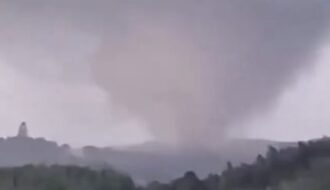 Tornado atinge cidade do Paraná e deixa casas destruídas e moradores sem energia