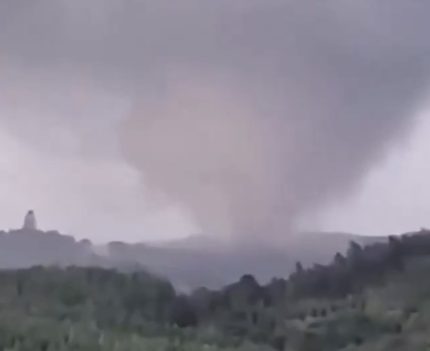 Tornado atinge cidade do Paraná e deixa casas destruídas e moradores sem energia