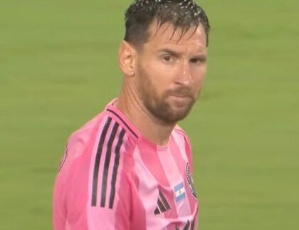 Messi se envolve em confusão, dá tapa em adversário e recebe multa da MLS Messi se envolve em confusão, dá tapa em adversário e recebe multa da MLS