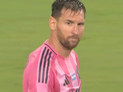 Messi se envolve em confusão, dá tapa em adversário e recebe multa da MLS Messi se envolve em confusão, dá tapa em adversário e recebe multa da MLS