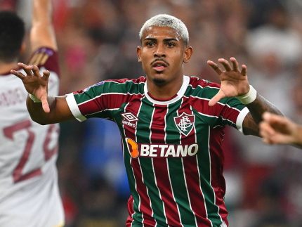 Alerta no Fluminense: John Kennedy volta ao hospital durante recuperação de lesão