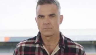 Robbie Williams descobre autismo aos 52 anos: “Explica muita coisa”