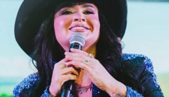 Baronesa da Seresta: Klessinha estreia a label “Sem Tirar de Dentro” neste sábado (8/8), em Salvador
