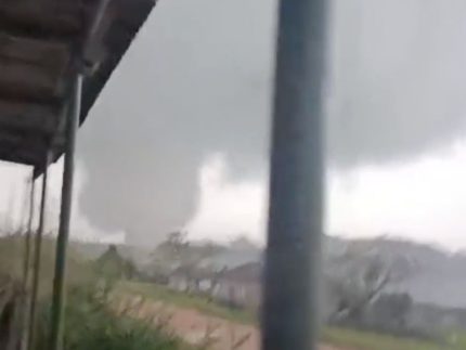 Ciclone no RS: ventos de 120 km/h causam destruição e deixam mais de mil desabrigados Ciclone no RS: ventos de 120 km/h causam destruição e deixam mais de mil desabrigados