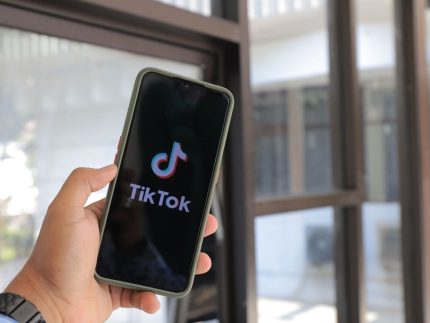 TikTok leva multa de mais de R$ 150 milhões por falhas na proteção de dados de menores