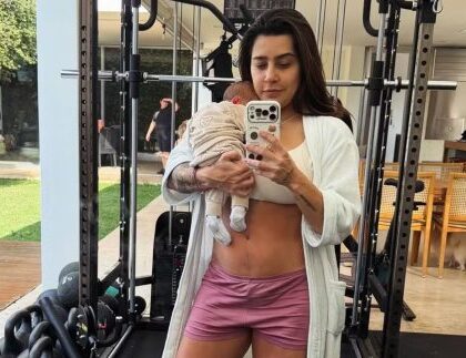 Lauana Prado posa com filho recém-nascido na academia: “Lugar preferido”