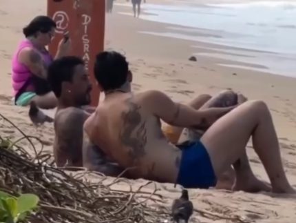 Cada vez mais próximos! Carlinhos Maia e personal trainer são flagrados em praia