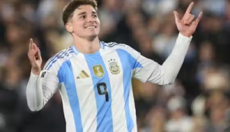 Rejeitado pela torcida do Atlético de Madrid, Julián Álvarez pode parar no Arsenal