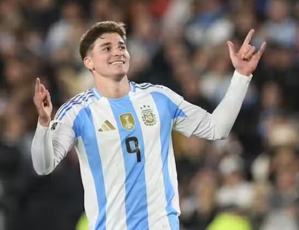 Rejeitado pela torcida do Atlético de Madrid, Julián Álvarez pode parar no Arsenal