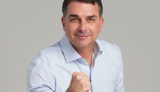 Homem faz ameaça de facada a Flávio Bolsonaro nas redes e é levado para depor