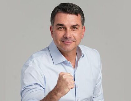 Homem faz ameaça de facada a Flávio Bolsonaro nas redes e é levado para depor Homem faz ameaça de facada a Flávio Bolsonaro nas redes e é levado para depor