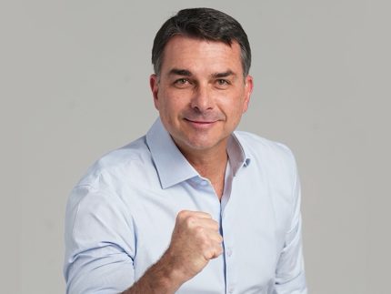 Homem faz ameaça de facada a Flávio Bolsonaro nas redes e é levado para depor