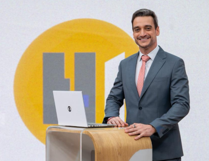 Dorme às 17h e acorda à meia-noite: apresentador do “Hora 1” revela rotina invertida