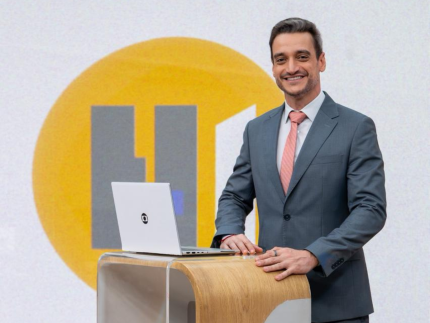 Dorme às 17h e acorda à meia-noite: apresentador do “Hora 1” revela rotina invertida