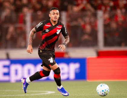 Léo Derik, do Athletico Paranaense, é condenado a 13 anos por estupro
