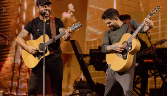 Fred & Fabrício se emocionam com mãe enlutada em show: “Deus preparou nossos corações”