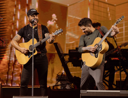 Fred & Fabrício se emocionam com mãe enlutada em show: “Deus preparou nossos corações”