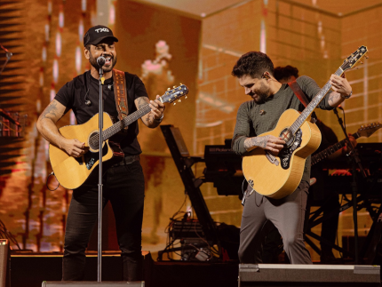 Fred & Fabrício se emocionam com mãe enlutada em show: “Deus preparou nossos corações” Fred & Fabrício se emocionam com mãe enlutada em show: “Deus preparou nossos corações”