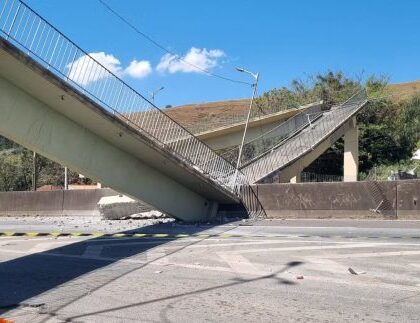 Passarela desaba após ser atingida por caminhão e mata casal na Fernão Dias, em SP Passarela desaba após ser atingida por caminhão e mata casal na Fernão Dias, em SP