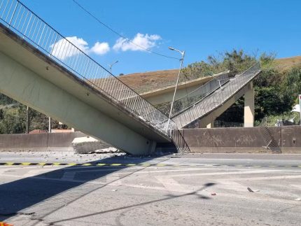 Passarela desaba após ser atingida por caminhão e mata casal na Fernão Dias, em SP